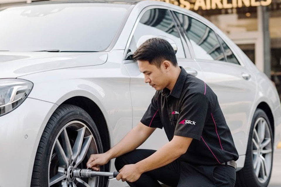 บริการเปลี่ยนยางรถนักบิน / Cabin Crew / แอร์โฮสเตส ถึงบ้าน ถึงที่