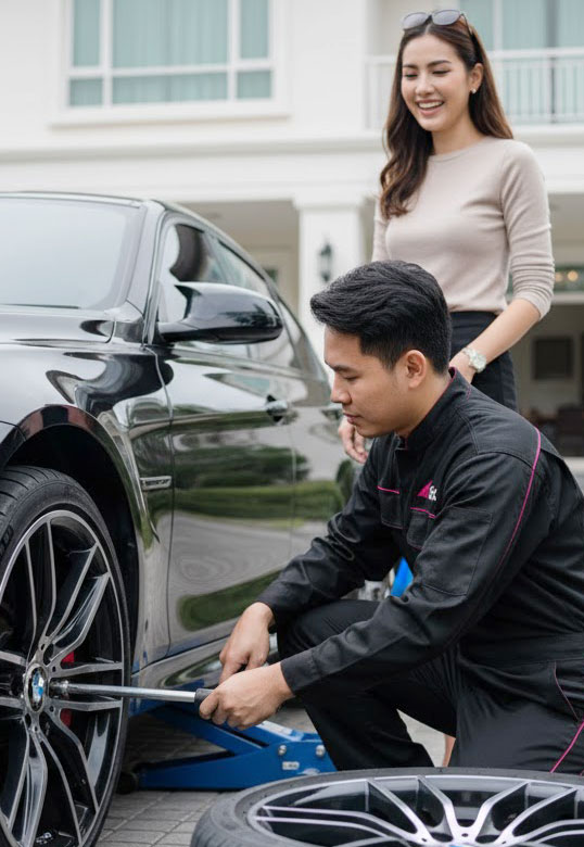 ทีมงาน Slick บริการเปลี่ยนยางถึงที่ มืออาชีพ