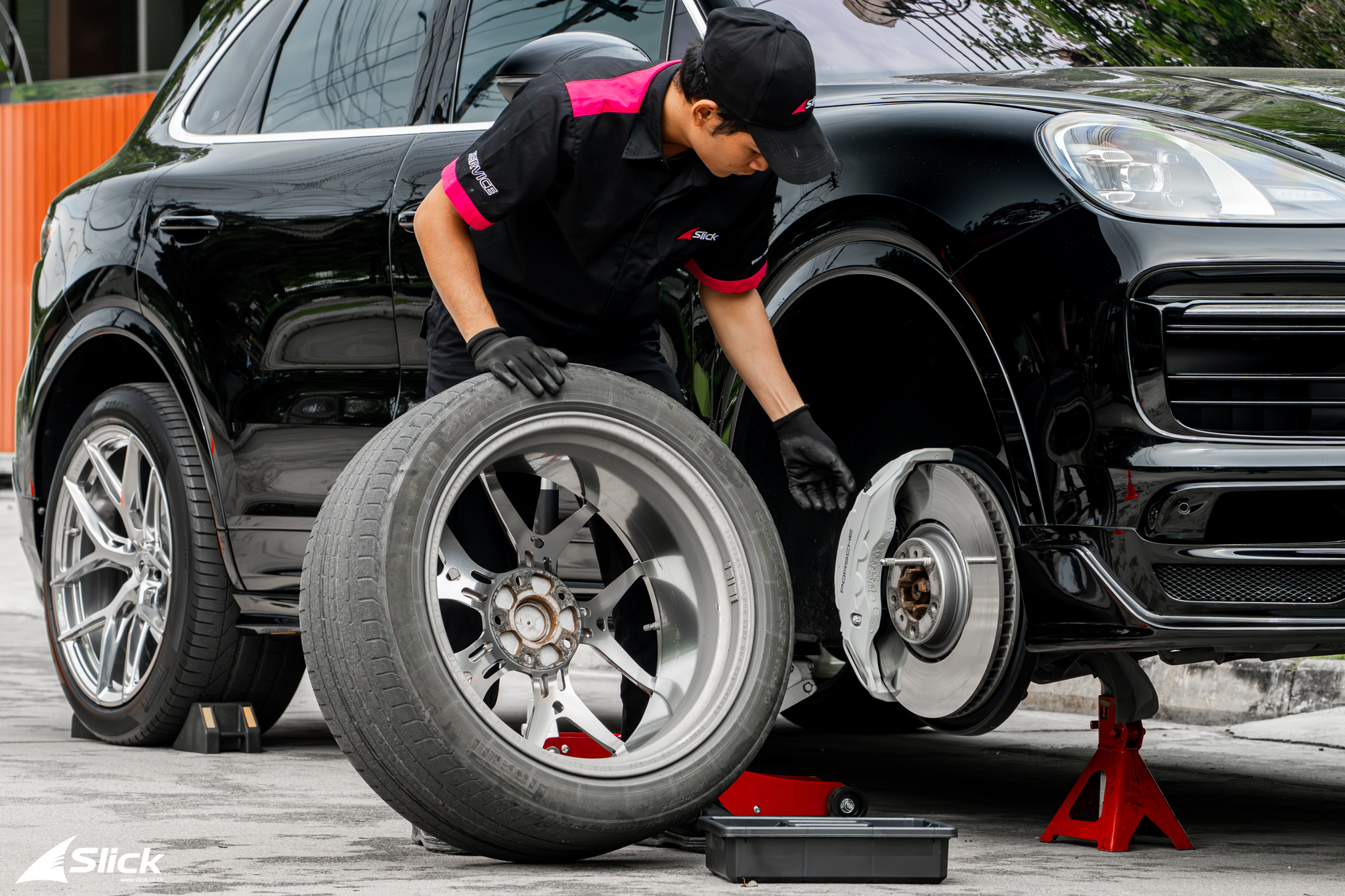 เปลี่ยนยาง Pirelli P Zero สำหรับ Porsche Cayenne E3.1 – บริการถึงบ้านโดย Slick