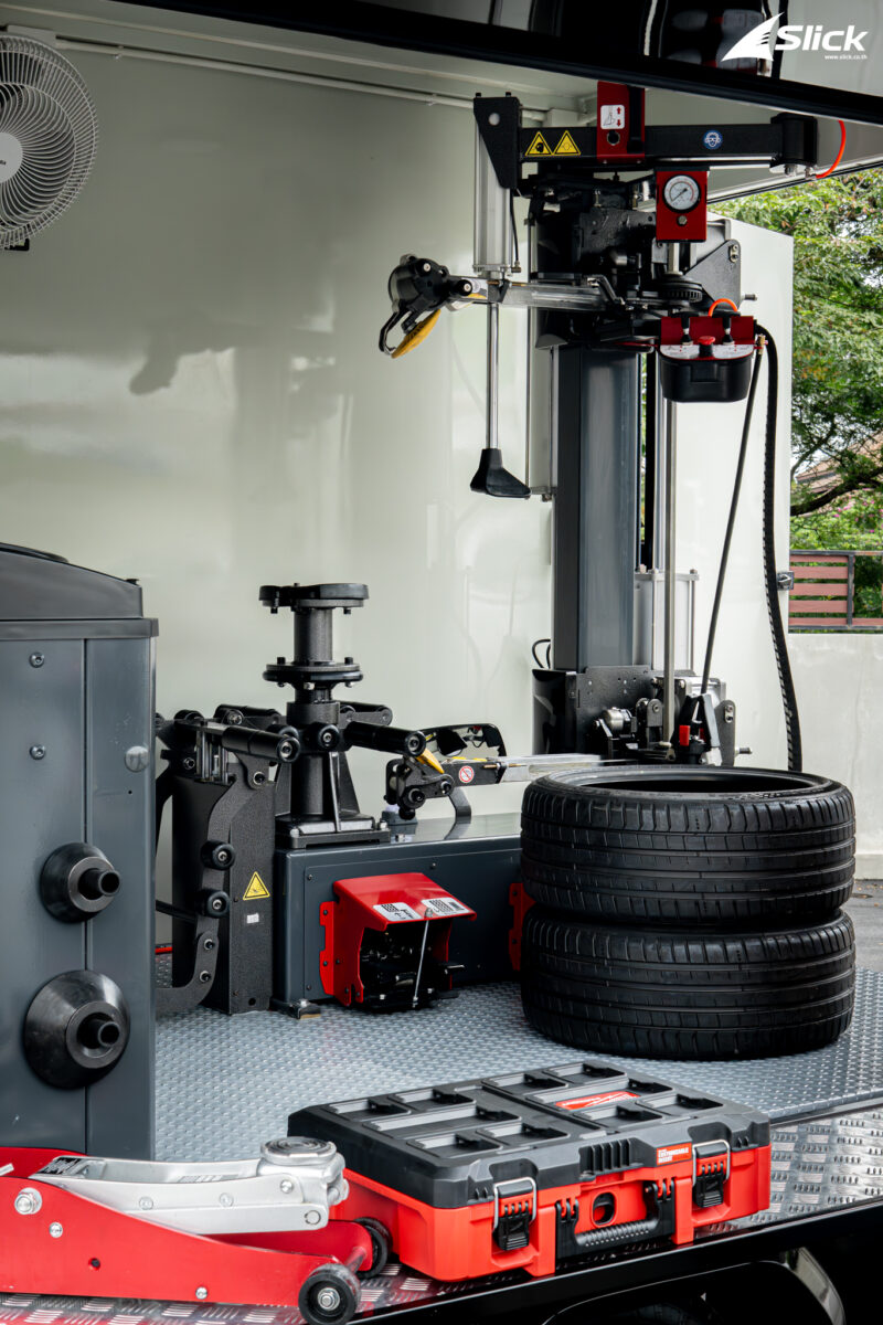 เครื่องใส่ยางแกนเดียว (Single Post Tire Changer) มาตรฐานพรีเมียมของ Slick