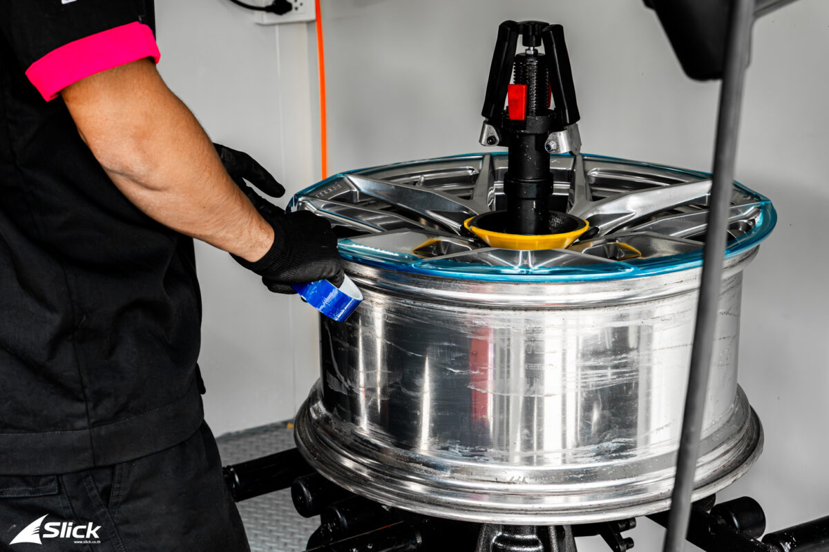 เครื่องใส่ยางแกนเดียว (Single Post Tire Changer) มาตรฐานพรีเมียมของ Slick