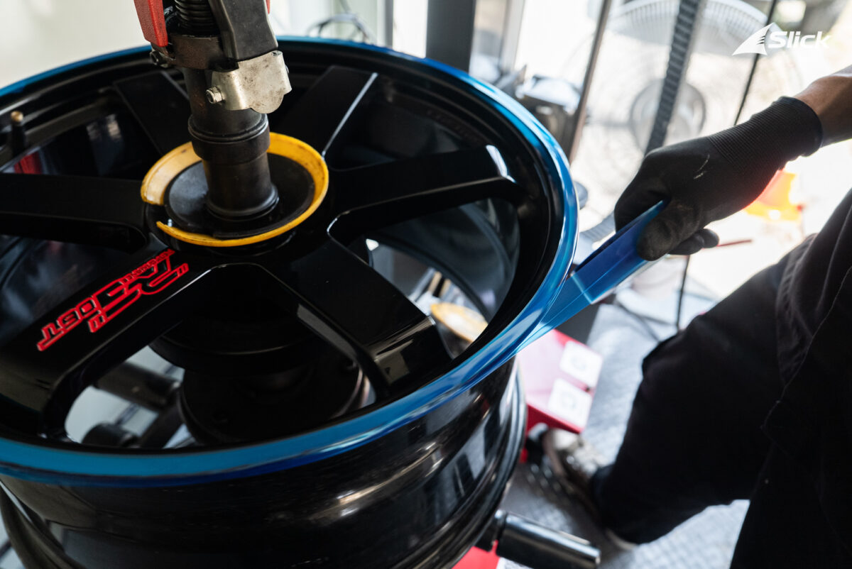 Sandy Stuvik เปลี่ยนยางกับ Slick