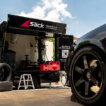 Sandy Stuvik เปลี่ยนยางกับ Slick