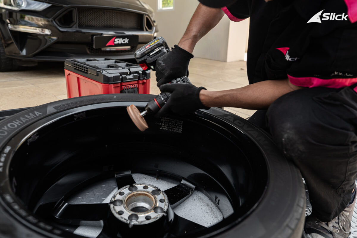 Sandy Stuvik เปลี่ยนยางกับ Slick