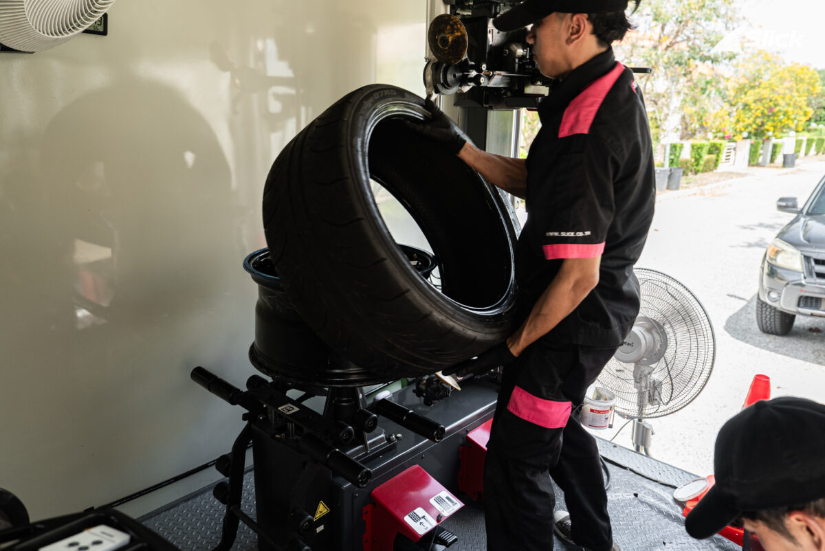 Sandy Stuvik เปลี่ยนยางกับ Slick