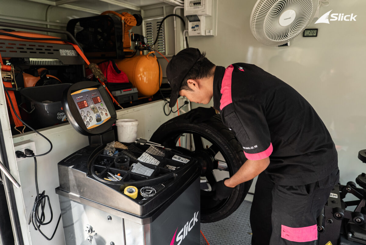 Sandy Stuvik เปลี่ยนยางกับ Slick