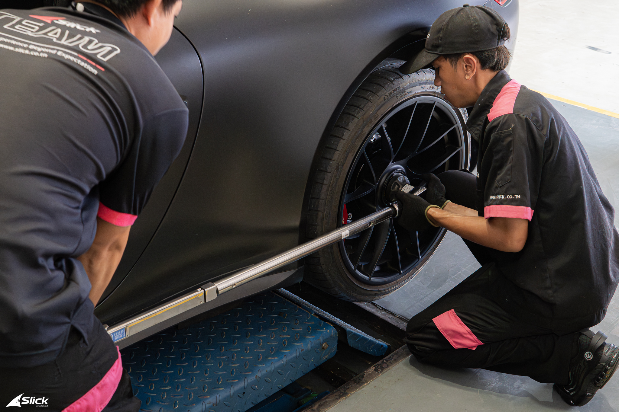 ยาง OE คืออะไร? ดียังไง พร้อมสัญลักษณ์ BMW, Benz, Porsche, Tesla