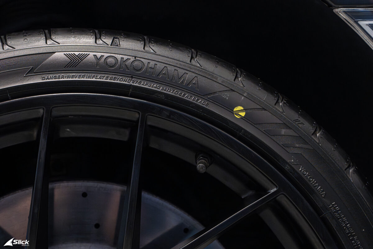 Porsche 911 GTS Yokohama Advan Sport V107 slick 10