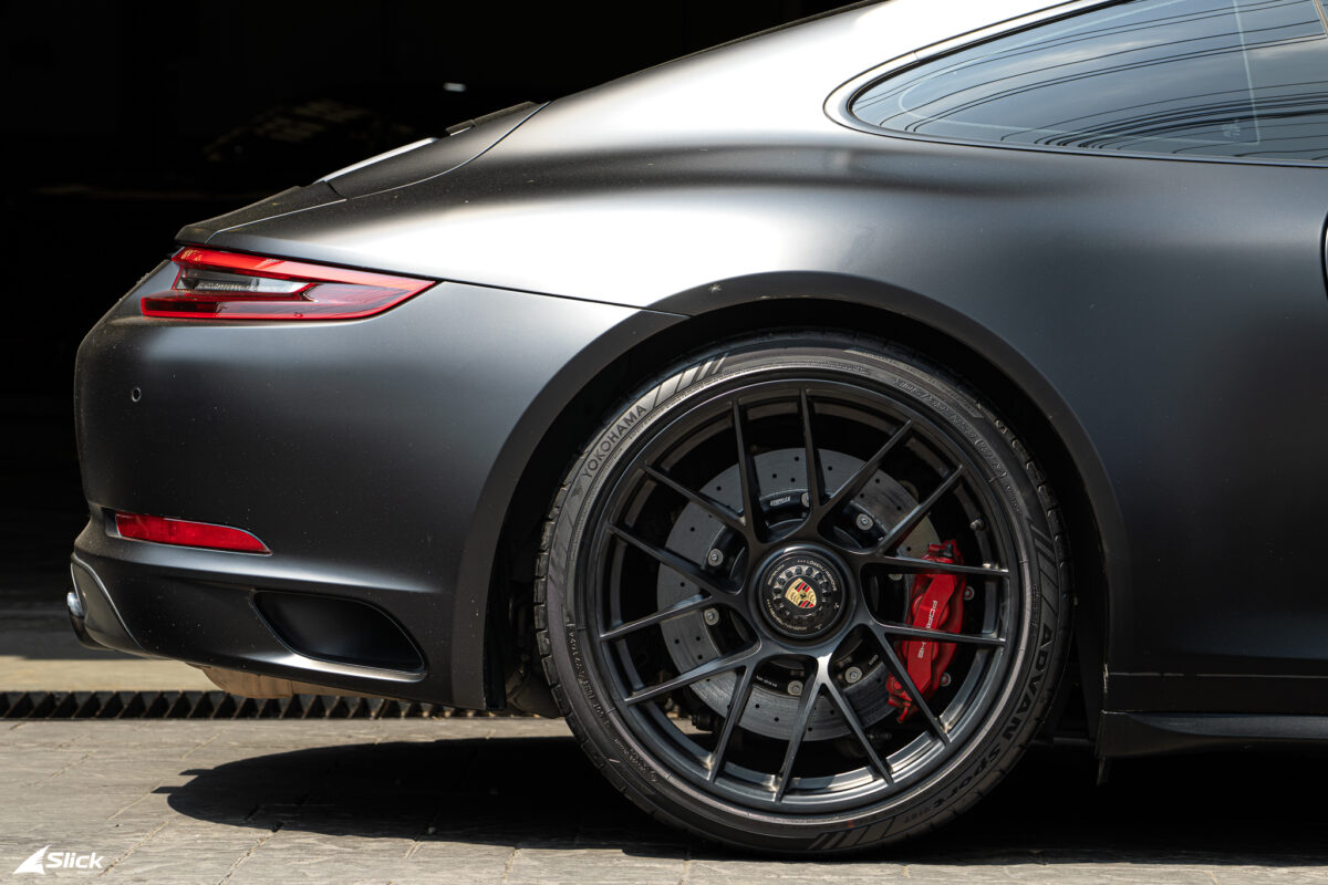 Porsche 911 GTS Yokohama Advan Sport V107 slick 11