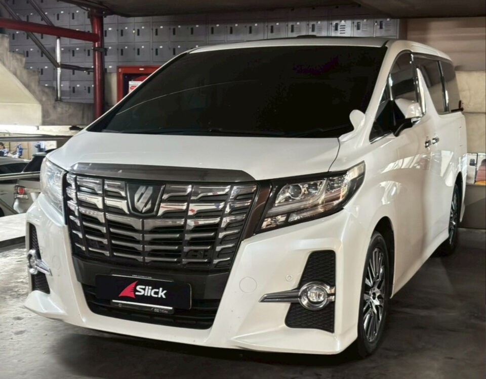 Slick Toyota Alphard Yokohama ADVAN dB V553 235 50 R18 01