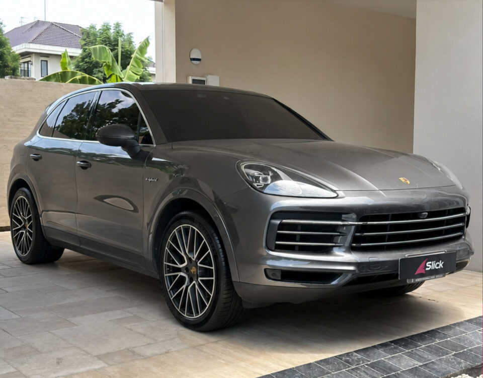 Slick Porsche Cayenne Michelin Pilot Sport 4 SUV 285 40 R21 315 35 R21 01